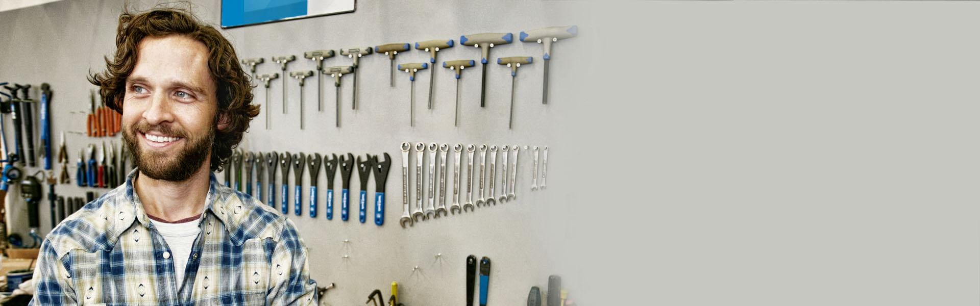 Slajd #1 - mężczyzna ściana z narzędziami